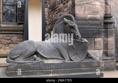 Licorne des armoiries royales avec un bouclier portant une croix de St Andrew au Mémorial national de guerre écossais au château d'Édimbourg, Édimbourg, Écosse, Royaume-Uni. Banque D'Images