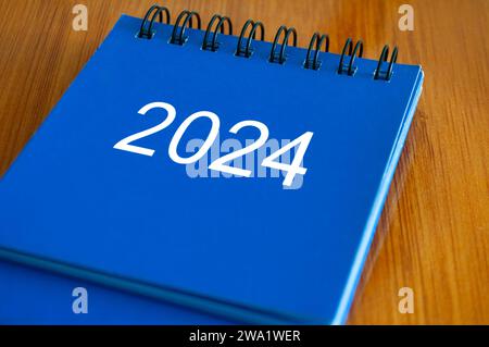 calendrier de table 2024 sur bureau en bois. Concept d'heure et de calendrier. Banque D'Images