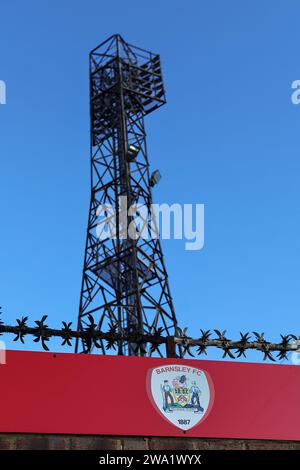 Barnsley, Royaume-Uni. 01 janvier 2024. Vue générale de l'écusson Barnley sur le stand Norman Rimmington et du projecteur lors du match Sky Bet League 1 Barnsley vs Wigan Athletic à Oakwell, Barnsley, Royaume-Uni, le 1 janvier 2024 (photo de Mark Cosgrove/News Images) à Barnsley, Royaume-Uni le 1/1/2024. (Photo de Mark Cosgrove/News Images/Sipa USA) crédit : SIPA USA/Alamy Live News Banque D'Images