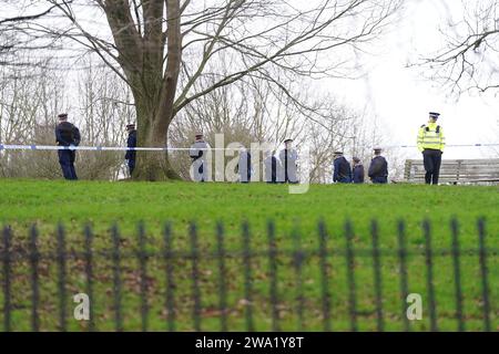 Les policiers effectuent une fouille du bout des doigts sur Primrose Hill, Camden, au nord de Londres, où un adolescent est mort après avoir été poignardé juste avant minuit le soir du nouvel an. La victime a été déclarée morte sur les lieux peu avant minuit malgré les tentatives de premiers soins de la police et des ambulanciers paramédicaux du London Ambulance Service et de London Air Ambulance. Date de la photo : lundi 1 janvier 2024. Banque D'Images