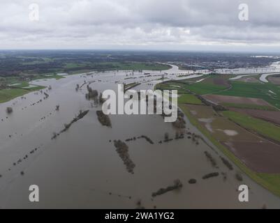 Vue aérienne par drone des crues de haute eau sur la rivière Ijssel. Pays-Bas. Banque D'Images