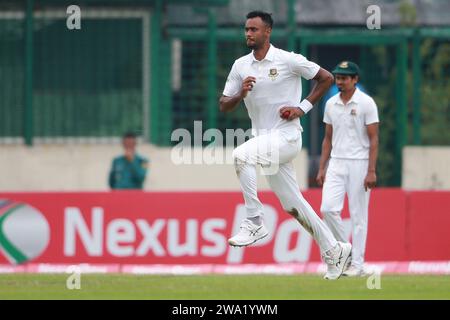 Le bowler de rythme bangladais Shariful Islam Bowl lors de la 2e journée de test Bangladesh-Nouvelle-Zélande au stade national de cricket Sher-e-Bangla, Mirpur, Dhaka Banque D'Images