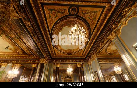 Starbucks Capucines situé juste à côté de l'Opéra Garnier, au Boulevard des Capucines, dans un bâtiment datant du 17e siècle qui dans son parcours Banque D'Images