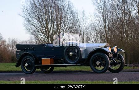 Stony Stratford,UK 1st Jan 2024 Une Rolls Royce Silver Ghost de 1920 arrive à Stony Stratford pour le festival annuel des véhicules vintage et classiques du jour de l'an. Crédit : Sue Thatcher/Alamy Live News Banque D'Images