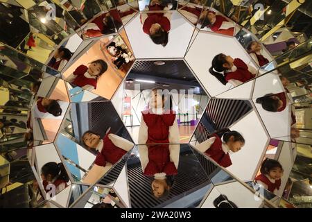 Pékin, province chinoise du Fujian. 1 janvier 2024. Un enfant joue au musée des sciences et technologies de Xiamen à Xiamen, dans la province du Fujian, dans le sud-est de la Chine, le 1 janvier 2024. Les gens ont participé à diverses activités pour célébrer les vacances du nouvel an. Crédit : Zeng Demeng/Xinhua/Alamy Live News Banque D'Images