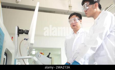 Tianjin. 1 janvier 2024. Cette photo de fichier prise le 18 juin 2019 montre des membres d'une équipe de recherche faisant des expériences à l'école de génie mécanique de l'Université de Tianjin. Des scientifiques chinois ont développé une pile à combustible à membrane échangeuse de protons avec une densité de puissance volumétrique ultra-élevée, plus de 80% supérieure aux performances des homologues traditionnels. POUR ALLER AVEC «des scientifiques chinois développent des piles à combustible à hydrogène haute performance» crédit : Xinhua/Alamy Live News Banque D'Images