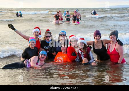 Irvine, Ayrshire, Royaume-Uni. 01 Jan 24. Irvine, Royaume-Uni. Plusieurs centaines de personnes ont pris part à la fête annuelle Polar Plunge du jour de l'an de Irvine Beach, Ayrshire, dans le Firth of Clyde. Beaucoup de nageurs collectaient des fonds pour l'association Credit : Findlay/Alamy Live News Banque D'Images