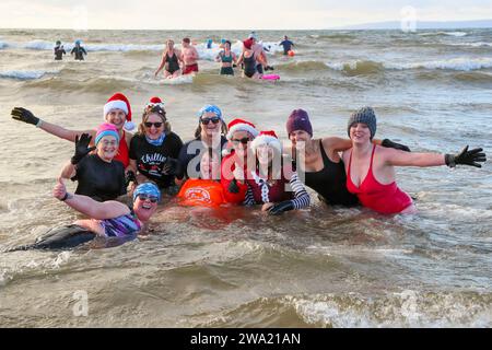 Irvine, Ayrshire, Royaume-Uni. 01 Jan 24. Irvine, Royaume-Uni. Plusieurs centaines de personnes ont pris part à la fête annuelle Polar Plunge du jour de l'an de Irvine Beach, Ayrshire, dans le Firth of Clyde. Beaucoup de nageurs collectaient des fonds pour l'association Credit : Findlay/Alamy Live News Banque D'Images