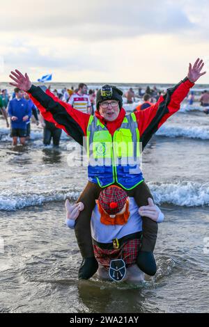 Irvine, Ayrshire, Royaume-Uni. 01 Jan 24. Irvine, Royaume-Uni. Plusieurs centaines de personnes ont pris part à la fête annuelle Polar Plunge du jour de l'an de Irvine Beach, Ayrshire, dans le Firth of Clyde. Beaucoup de nageurs collectaient des fonds pour l'association Credit : Findlay/Alamy Live News Banque D'Images