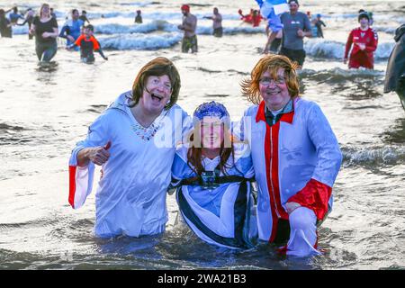 Irvine, Ayrshire, Royaume-Uni. 01 Jan 24. Irvine, Royaume-Uni. Plusieurs centaines de personnes ont pris part à la fête annuelle Polar Plunge du jour de l'an de Irvine Beach, Ayrshire, dans le Firth of Clyde. Beaucoup de nageurs collectaient des fonds pour l'association Credit : Findlay/Alamy Live News Banque D'Images