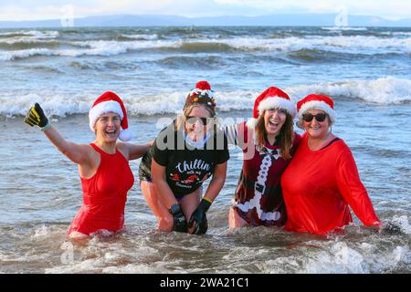 Irvine, Ayrshire, Royaume-Uni. 01 Jan 24. Irvine, Royaume-Uni. Plusieurs centaines de personnes ont pris part à la fête annuelle Polar Plunge du jour de l'an de Irvine Beach, Ayrshire, dans le Firth of Clyde. Beaucoup de nageurs collectaient des fonds pour l'association Credit : Findlay/Alamy Live News Banque D'Images