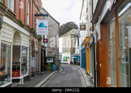 Fowey Cornwall, Fore Street l'une des nombreuses ruelles étroites et des routes de la ville côtière, avec des bars et des magasins, Angleterre, Royaume-Uni, 2023 Banque D'Images
