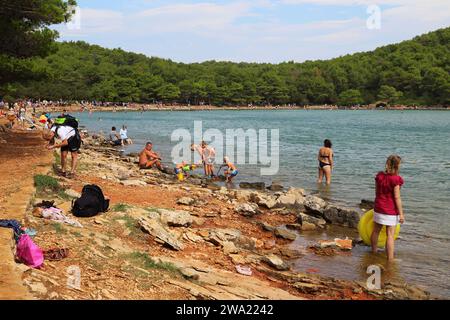 DUGI OTOK, CROATIE - 7 SEPTEMBRE 2016 : des touristes non identifiés reposent sur la rive du lac salé dans une réserve naturelle sur les îles croates. Banque D'Images