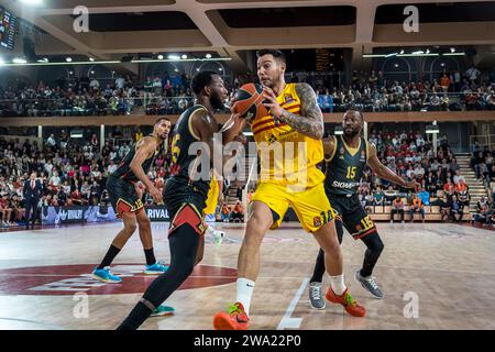 Monaco, Monaco. 29 décembre 2023. Les joueurs de Monaco #45 Donta Hall, 12 Petr Cornelie, 15 Kemba Walker et le joueur de Barcelone #14 Willy Hernangomez vus en action lors du match entre L'AS Monaco et le FC Barcelone à la salle Gaston-Medecin pour le 17e tour de l'Euroleague Turkish Airlines. Score final : AS Monaco 91-71 FC Barcelone. (Photo Laurent Coust/SOPA Images/Sipa USA) crédit : SIPA USA/Alamy Live News Banque D'Images