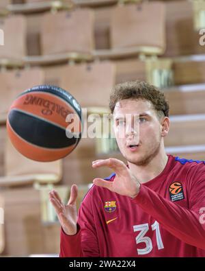 Monaco, Monaco. 29 décembre 2023. Le joueur #31 du FC Barcelone Rokas Jokubaitis vu en action lors du match entre L'AS Monaco et le FC Barcelone à la salle Gaston-médecin pour le 17e tour de l'Euroleague Turkish Airlines. Score final : AS Monaco 91-71 FC Barcelone. (Photo Laurent Coust/SOPA Images/Sipa USA) crédit : SIPA USA/Alamy Live News Banque D'Images