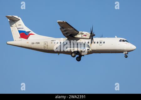 Athen, Grèce - 28 août 2023 : Sky Express Airline ATR avec un bateau en arrière-plan approchant de l'aéroport d'Athen Banque D'Images