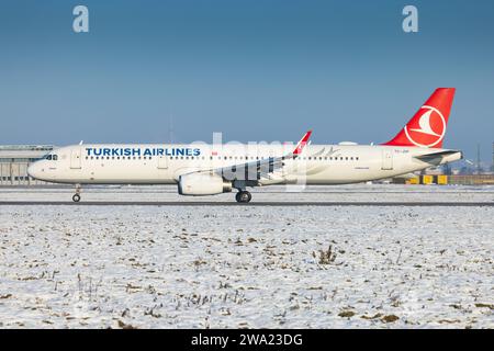 Stuttgart, Allemagne - 3 octobre 2023 : l'A320 turc approche de l'aéroport froid et enneigé de Stuttgart Banque D'Images