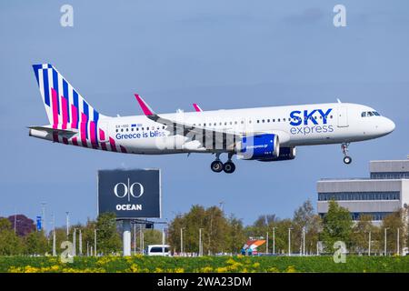 Amsterdam, pays-Bas - 28 avril 2022 : Skyexpress A320 à l'aéroport d'Amsterdam Banque D'Images