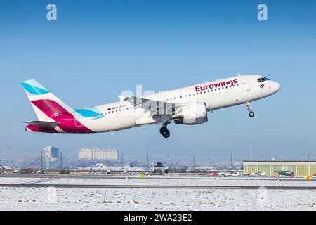 Stuttgart, Allemagne - 3 octobre 2023 : Eurowings A320 approche de l'aéroport froid et enneigé de Stuttgart Banque D'Images