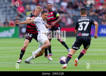 Sydney, Australie. 01 janvier 2024. Oscar Priestman des Wanderers est en compétition pour le ballon avec Kearyn Baccus de Macarthur lors du match de A-League entre les Wanderers et Macarthur au CommBank Stadium le 1 janvier 2024 crédit : IOIO IMAGES/Alamy Live News Banque D'Images