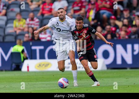 Sydney, Australie. 01 janvier 2024. Tomislav USKOK de Macarthur est en compétition pour le ballon avec Alexander Badolato des Wanderers lors du match de A-League entre les Wanderers et Macarthur au CommBank Stadium le 1 janvier 2024 crédit : IOIO IMAGES/Alamy Live News Banque D'Images