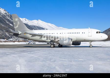 D-ACBN DC Aviation Airbus A319-115 ACJ à l'aéroport froid et enneigé de Samedan Banque D'Images