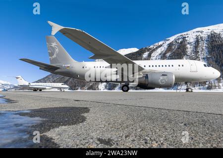 D-ACBN DC Aviation Airbus A319-115 ACJ à l'aéroport froid et enneigé de Samedan Banque D'Images