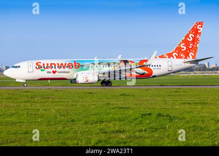 Amsterdam, pays-Bas - 28 avril 2022 : Sunweb Boeing 737 à l'aéroport d'Amsterdam Banque D'Images