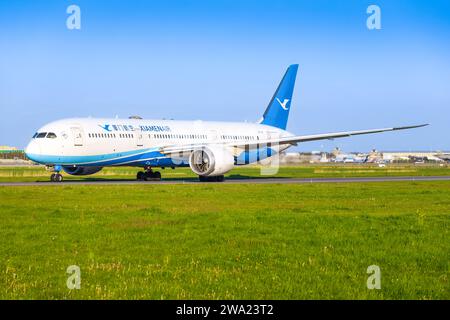 Amsterdam, pays-Bas - 28 avril 2022 : Xiamen 787 Boeing Dreamliner à l'aéroport d'Amsterdam Banque D'Images