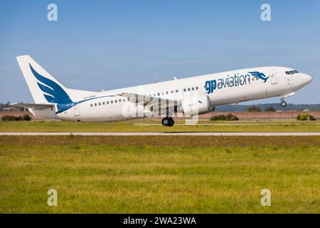 Stuttgart, Allemagne - 3 octobre 2023 : Boeing 737 de GP Aviation approche de l'aéroport de Stuttgart Banque D'Images