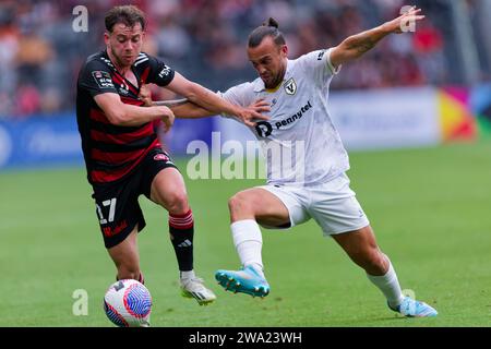 Sydney, Australie. 01 janvier 2024. Clayton Lewis de Macarthur est en compétition pour le ballon avec Lachlan Brook des Wanderers lors du match de A-League entre les Wanderers et Macarthur au CommBank Stadium le 1 janvier 2024 Credit : IOIO IMAGES/Alamy Live News Banque D'Images