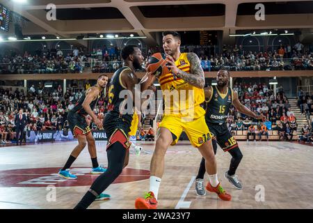 Monaco, Monaco. 29 décembre 2023. Les joueurs de Monaco #45 Donta Hall, 12 Petr Cornelie, 15 Kemba Walker et le joueur de Barcelone #14 Willy Hernangomez vus en action lors du match entre L'AS Monaco et le FC Barcelone à la salle Gaston-Medecin pour le 17e tour de l'Euroleague Turkish Airlines. Score final : AS Monaco 91-71 FC Barcelone. Crédit : SOPA Images Limited/Alamy Live News Banque D'Images