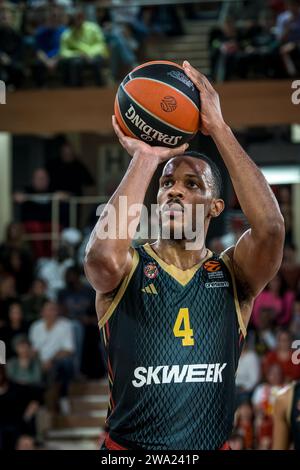 Monaco, Monaco. 29 décembre 2023. Le joueur #4 Jaron Blossomgame de Monaco vu en action lors du match entre L'AS Monaco et le FC Barcelone à la salle Gaston-Medecin pour le 17e tour de l'Euroleague Turkish Airlines. Score final : AS Monaco 91-71 FC Barcelone. Crédit : SOPA Images Limited/Alamy Live News Banque D'Images