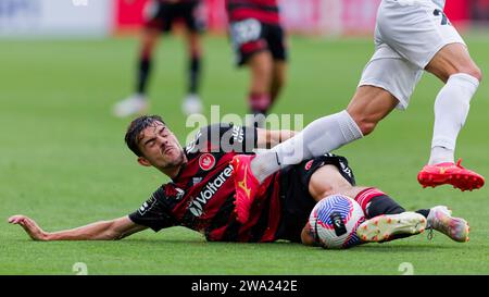 Sydney, Australie. 01 janvier 2024. Nicolas Milanovic des Wanderers est en compétition pour le ballon avec Yianni Nicolaou de Macarthur lors du match de A-League entre les Wanderers et Macarthur au CommBank Stadium le 1 janvier 2024 crédit : IOIO IMAGES/Alamy Live News Banque D'Images