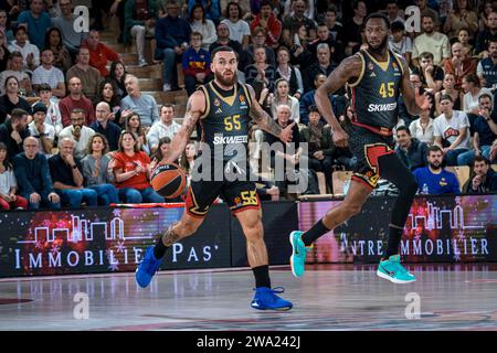 Monaco, Monaco. 29 décembre 2023. Les joueurs de Monaco #Mike James et #45 Donta Hall vus en action lors du match entre L’AS Monaco et le FC Barcelone à la salle Gaston-Medecin pour la 17e manche de l’Euroleague Turkish Airlines. Score final : AS Monaco 91-71 FC Barcelone. Crédit : SOPA Images Limited/Alamy Live News Banque D'Images