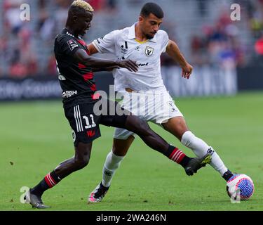 Sydney, Australie. 01 janvier 2024. Valentino Yuel des Wanderers est en compétition pour le ballon avec Ali Auglah de Macarthur lors du match de A-League entre les Wanderers et Macarthur au CommBank Stadium le 1 janvier 2024 crédit : IOIO IMAGES/Alamy Live News Banque D'Images