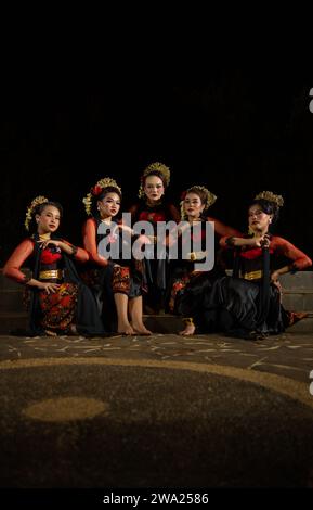 un groupe de danseurs a été vu se détendre avec leurs amis et créer une atmosphère chaleureuse la nuit Banque D'Images