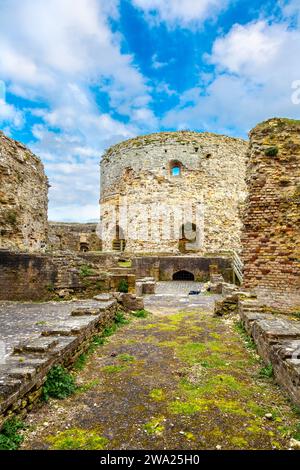 Le donjon à l'intérieur des ruines du château de Camber du 16e siècle, East Sussex, Angleterre Banque D'Images