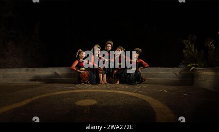 un groupe de danseurs a été vu se détendre avec leurs amis et créer une atmosphère chaleureuse la nuit Banque D'Images