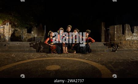 un groupe de danseurs a été vu se détendre avec leurs amis et créer une atmosphère chaleureuse la nuit Banque D'Images