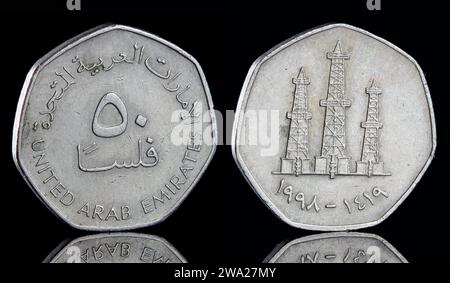 Pièce de monnaie 50 fils des Émirats arabes Unis qui comporte 3 Derricks à l'huile Banque D'Images