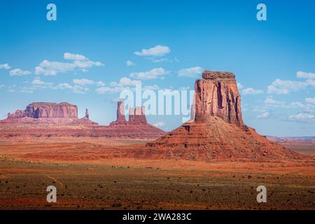 Vue exclusive sur la Monument Valley par une journée bleue ensoleillée Banque D'Images