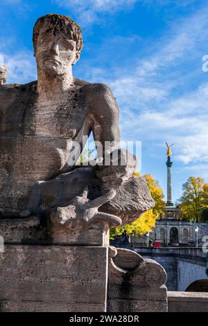 Sculpture en pierre symbolisant la Bavière sur le pont Prinzregenten au-dessus de l'Isar au Friedensengel, Munich, Allemagne Banque D'Images