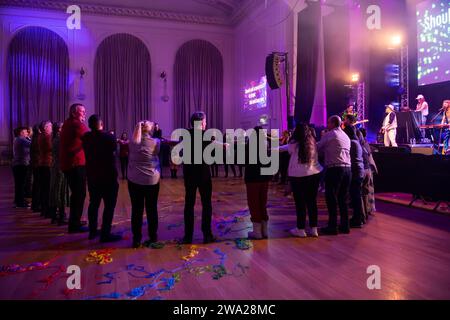 Édimbourg, Écosse, Royaume-Uni. 01 janvier 2024. Massaoke menant le public à travers Auld Lang Syne pour la nouvelle année aux Assembly Rooms's New Year Revels dans le cadre du Hogmanay 2023 d'Édimbourg © Chantal Guevara. Tous droits réservés. Crédit : Chantal Guevara/Alamy Live News Banque D'Images