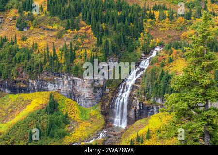 Une chute d'eau en bordure de route le long de la route de Sun, Logan Pass, Glacier National Park, Montana, États-Unis. Banque D'Images