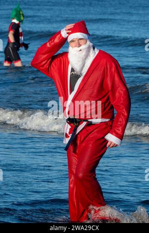 Édimbourg, Écosse, Royaume-Uni. Lundi 1 janvier 2024. Édimbourg, Écosse. Les gens se joignent au Loony Dook annuel pour un plongeon du nouvel an dans la mer sur Portobello Beach à Édimbourg. Crédit : Sandy Robinson/Alamy Live News Banque D'Images