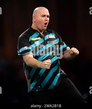 Rob Cross réagit après avoir battu Chris Dobey (non photographié) au 14e jour du Paddy Power World Darts Championship à Alexandra Palace, Londres. Date de la photo : lundi 1 janvier 2024. Banque D'Images