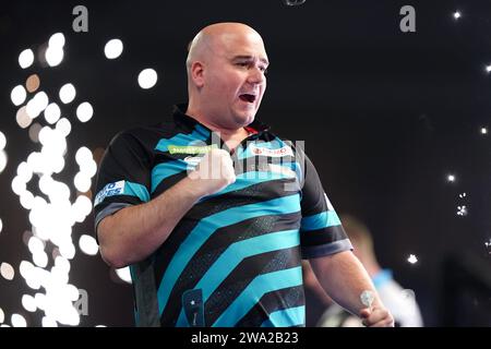 Rob Cross réagit après avoir battu Chris Dobey (non photographié) au 14e jour du Paddy Power World Darts Championship à Alexandra Palace, Londres. Date de la photo : lundi 1 janvier 2024. Banque D'Images