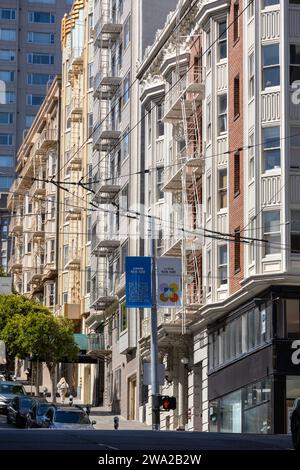 Immeubles d'appartements traditionnels avec échappées de feu extérieures à San Francisco Banque D'Images