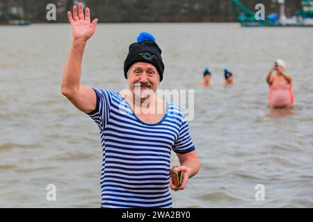 Haltern, Allemagne. 01 janvier 2024. Un participant en costume de bain victorien. Un record de 590 nageurs inscrits, le plus grand nombre depuis de nombreuses années, plus les visiteurs, s'amusent à la natation annuelle du jour de l'an, un événement de natation en eau libre qui a lieu au lac Haltern dans la ville de Haltern, Rhénanie du Nord Westphalie. Malgré le temps imprévisible avec la pluie, beaucoup bravent la course le long de la plage et dans le lac froid en costumes pour célébrer la nouvelle année avec style. Tous les profits de l'événement vont à des organismes de bienfaisance locaux. Crédit : Imageplotter/Alamy Live News Banque D'Images